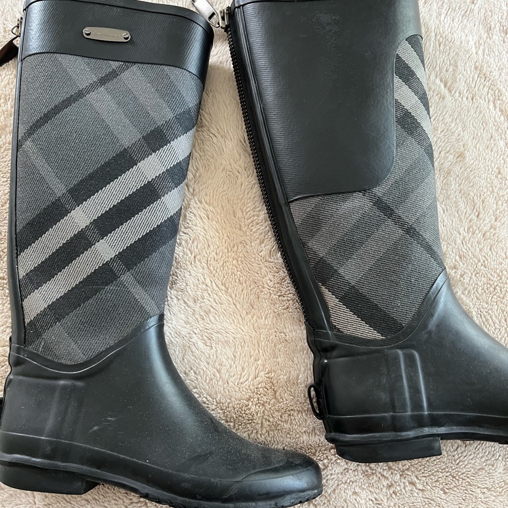 Burberry rain boots. Black plaid. Size 7